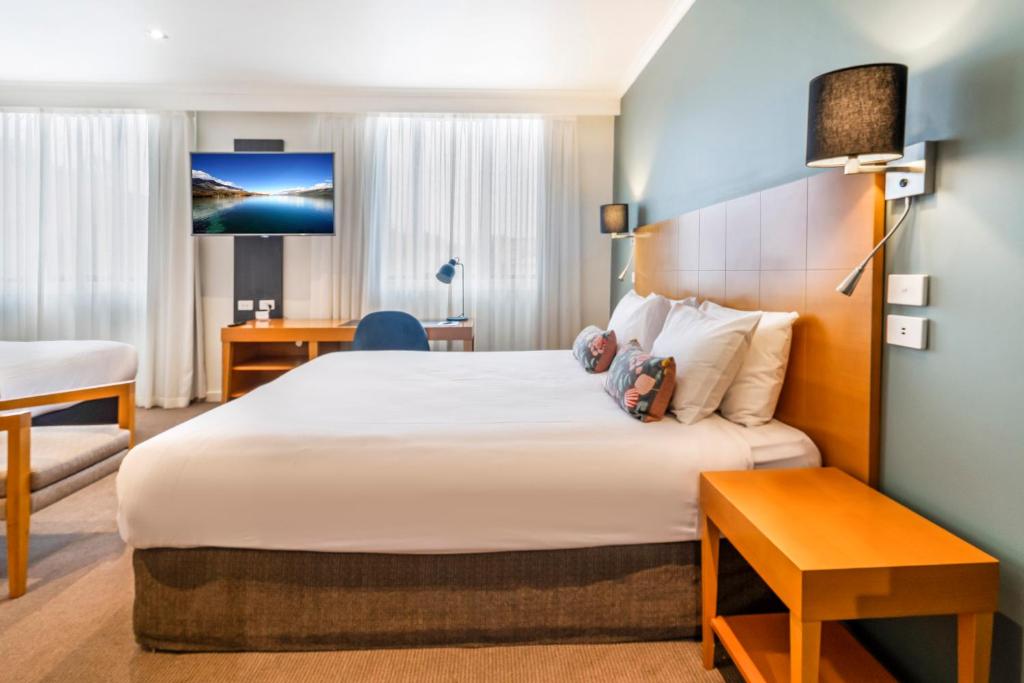 Säng eller sängar i ett rum på Gateway Hotel by Nightcap Plus
