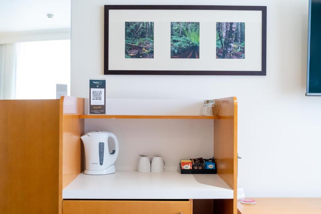 Příslušenství pro přípravu čaje a kávy v ubytování Gateway Hotel by Nightcap Plus