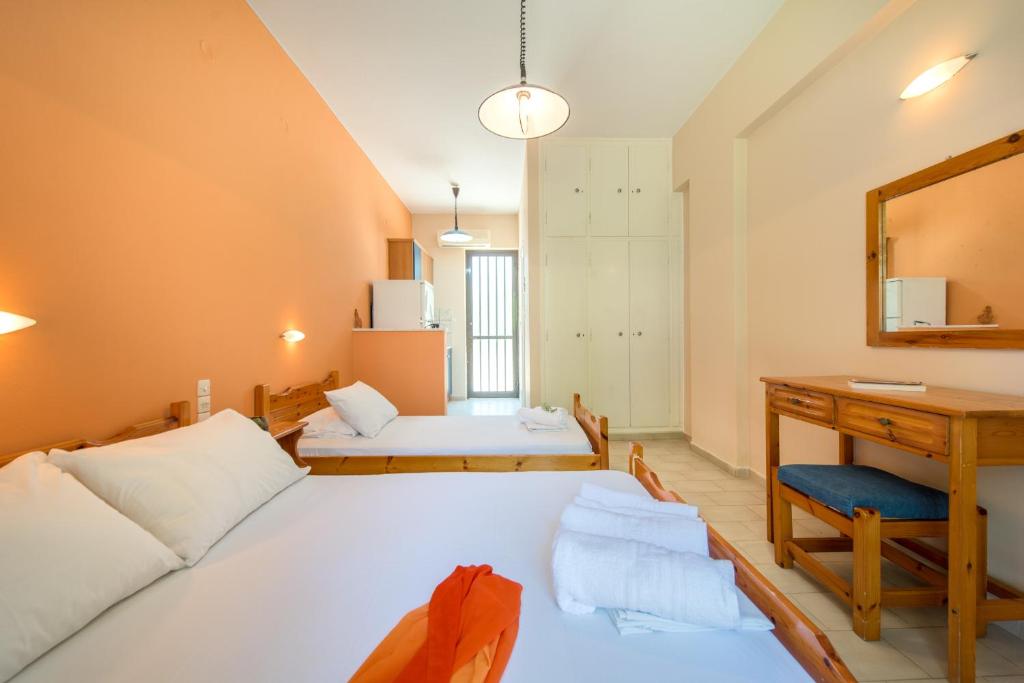 Helen & Theo Studios - 10