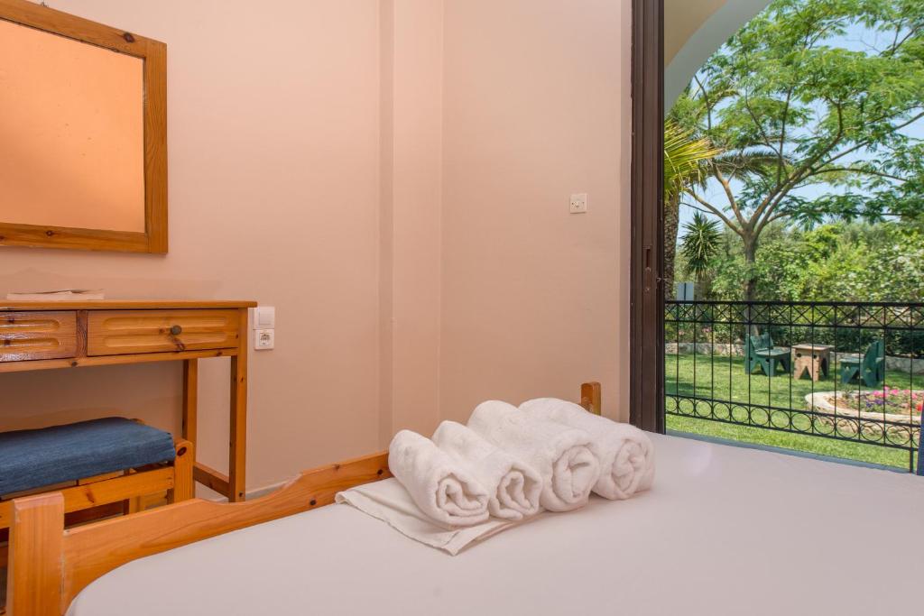 Helen & Theo Studios - 9