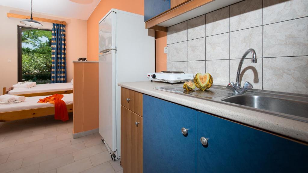 Helen & Theo Studios - 7