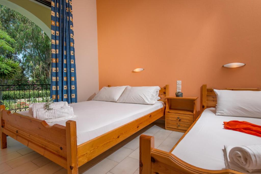 Helen & Theo Studios - 8