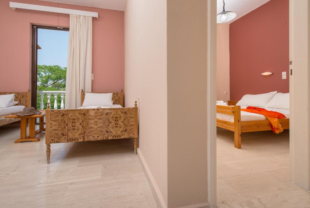 Helen & Theo Studios - 13