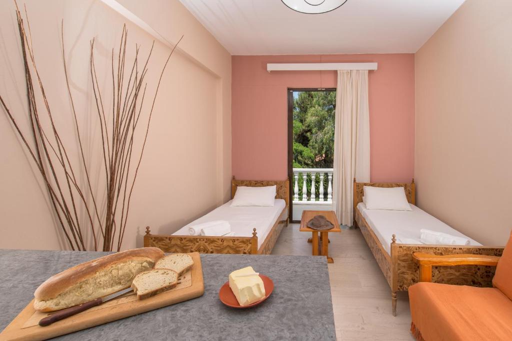 Helen & Theo Studios - 16