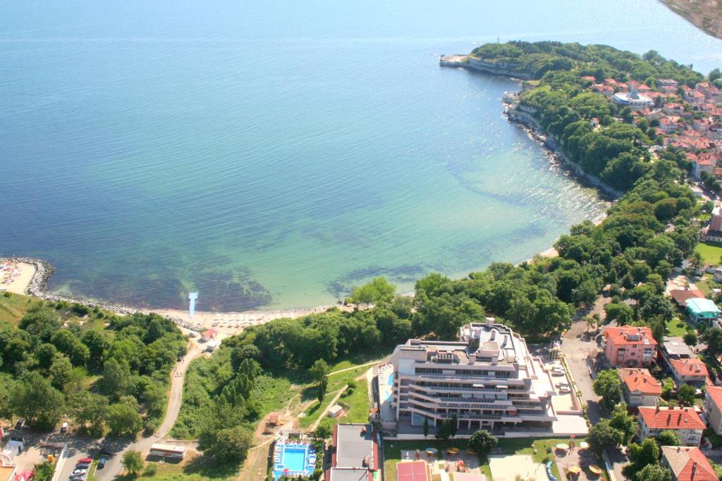 een luchtzicht op een strand en de oceaan bij Aparthotel VRIS in Tsarevo