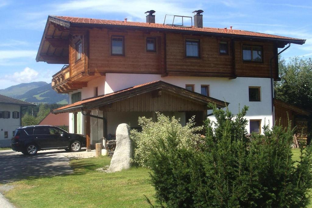 ein Haus mit einem davor geparkt in der Unterkunft Chalet Rabl, Westendorf in Westendorf