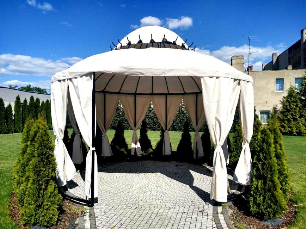 Vonkajšia záhrada v ubytovaní Hotel Feniks