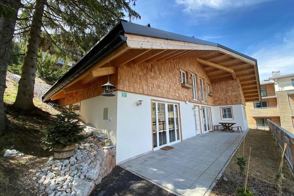 Casa con techo de madera y patio en Chalet Salzburg Dienten, en Dienten am Hochkönig