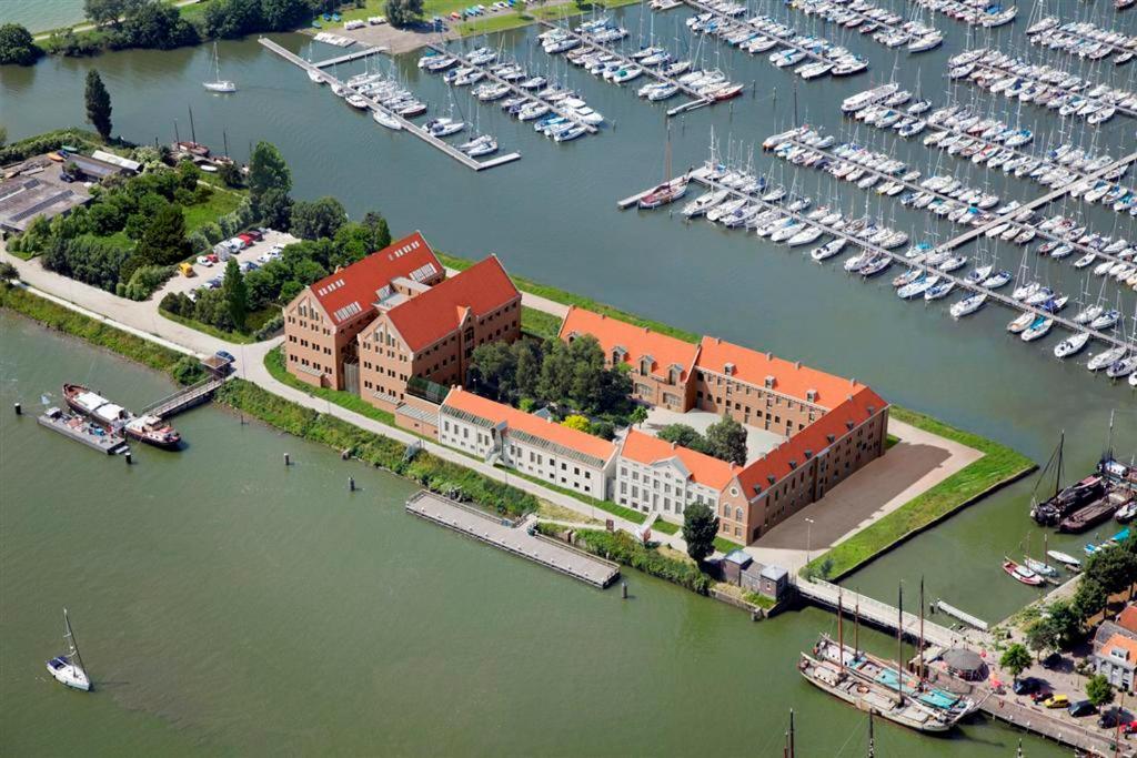 una vista aérea de un puerto deportivo con barcos en Hotel Oostereiland en Hoorn