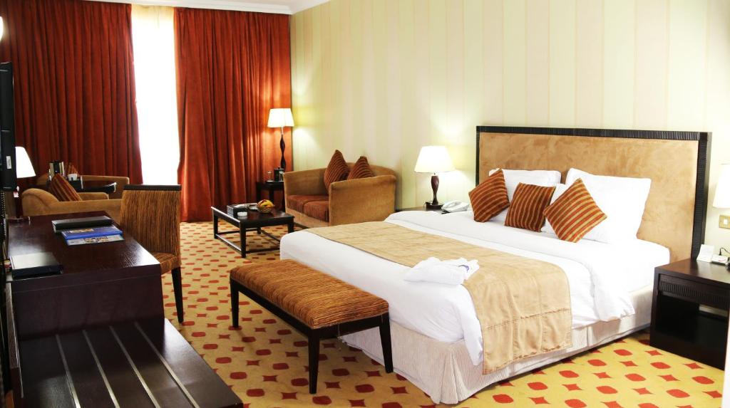 Posteľ alebo postele v izbe v ubytovaní Grand Continental Hotel