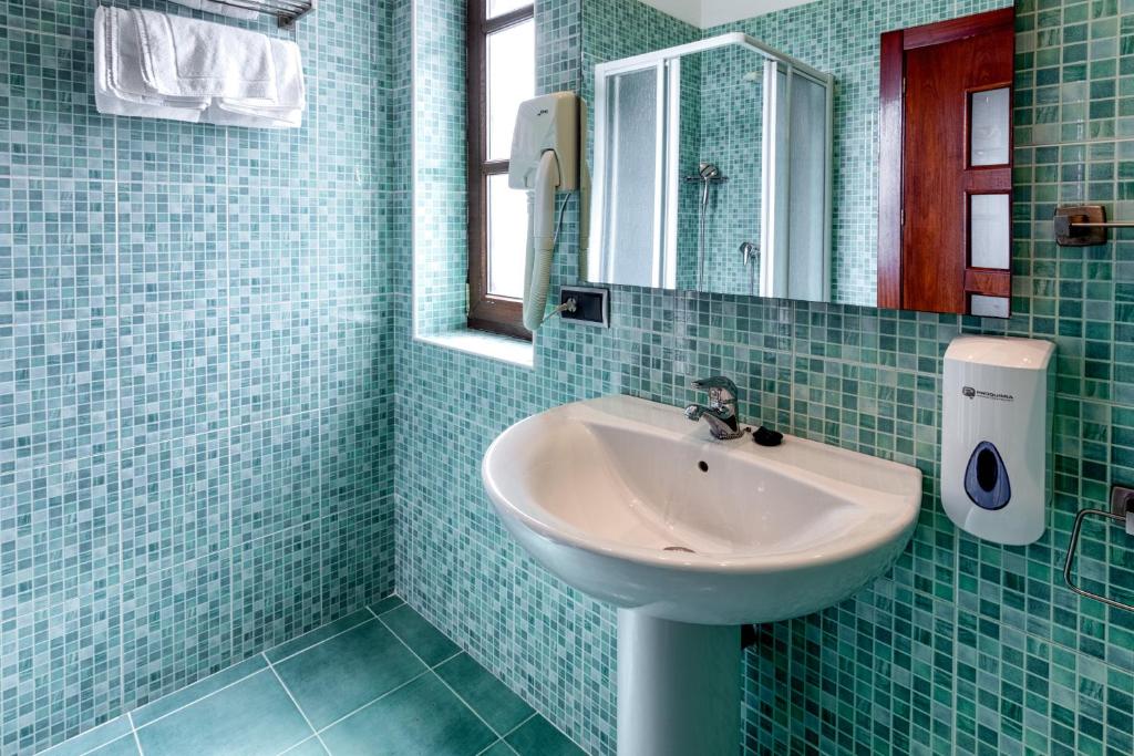 A bathroom at Apartamentos Costa Esmeralda