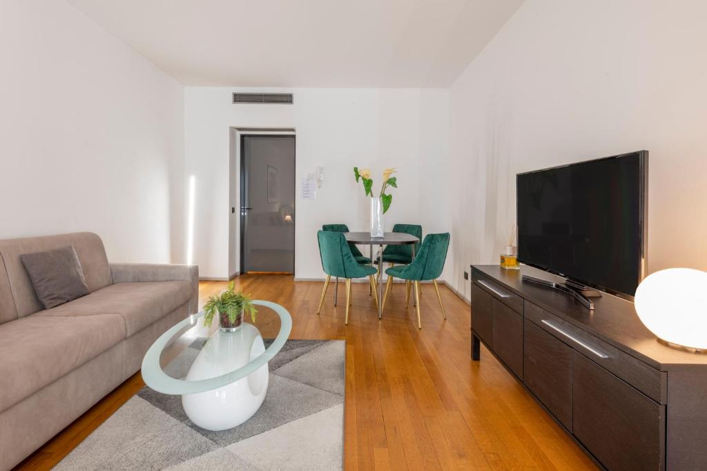 A television and/or entertainment centre at Milan Royal Suites - Centro Duomo