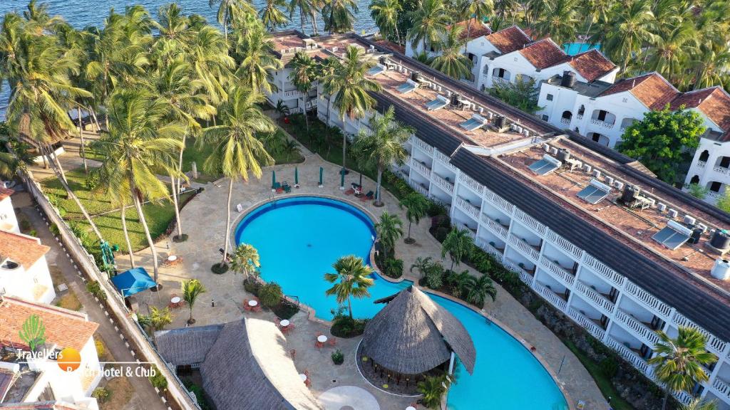 Bazén v ubytování Travellers Beach Hotel & SPA nebo v jeho okolí