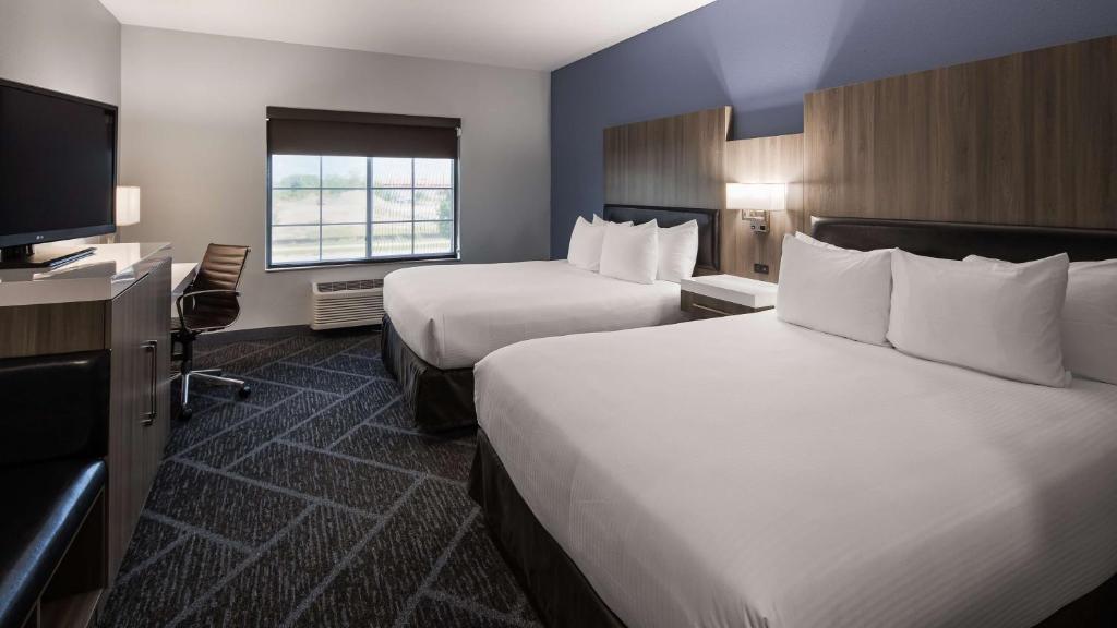 מיטה או מיטות בחדר ב-Best Western Plus Appleton Airport Mall Hotel