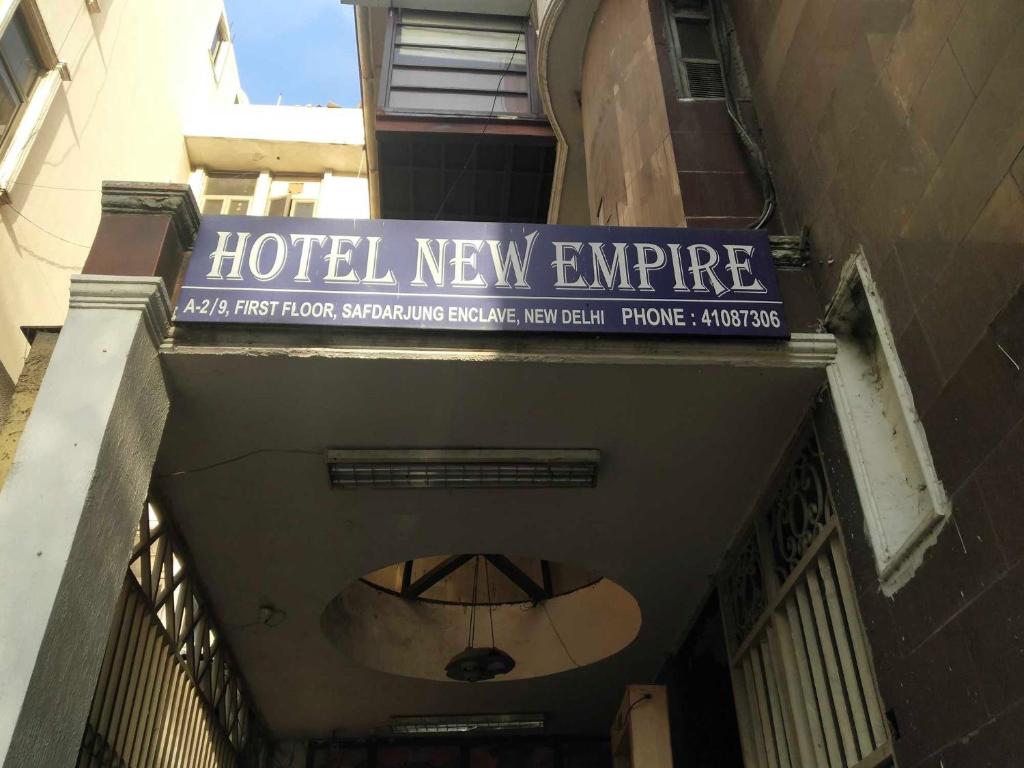 un nuovo cartello dell'impero di un hotel sul lato di un edificio di Hotel New Empire a Nuova Delhi