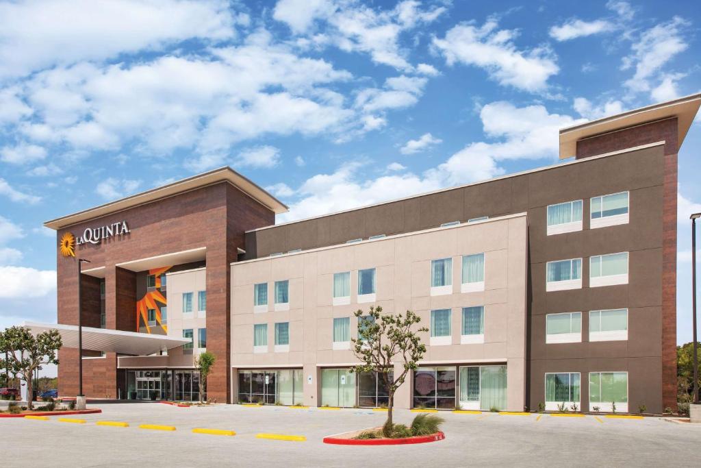 a rendering of the front of a hotel at La Quinta Inn & Suites by Wyndham Bardstown in Bardstown