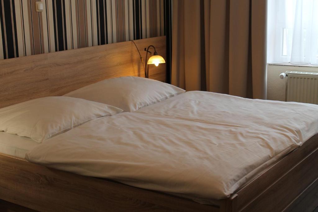 Postel nebo postele na pokoji v ubytování Hotel am Schloss