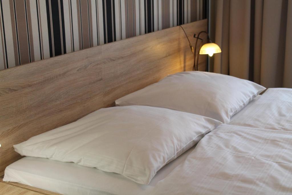 Postel nebo postele na pokoji v ubytování Hotel am Schloss