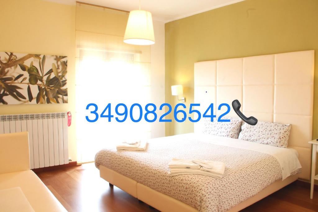 羅通達的住宿－B&B da Peppe，卧室设有一张大白色的床和大窗户