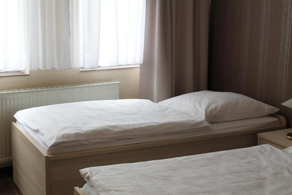 Postel nebo postele na pokoji v ubytování Hotel am Schloss