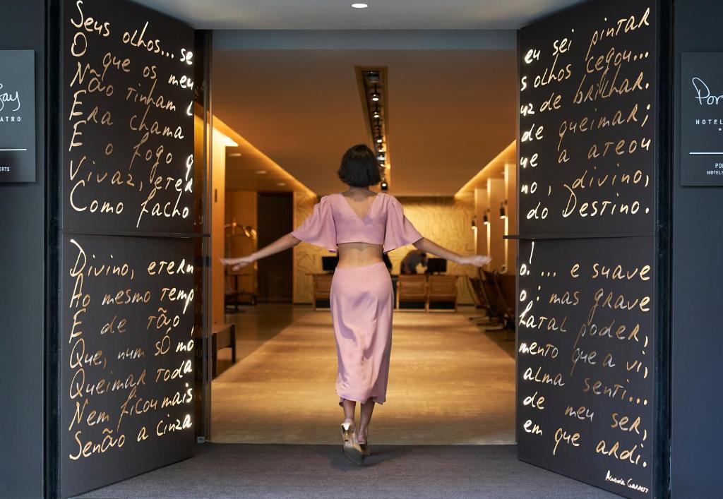 Modelka przechodzi korytarzem w różowej sukience. w obiekcie PortoBay Teatro w Porto