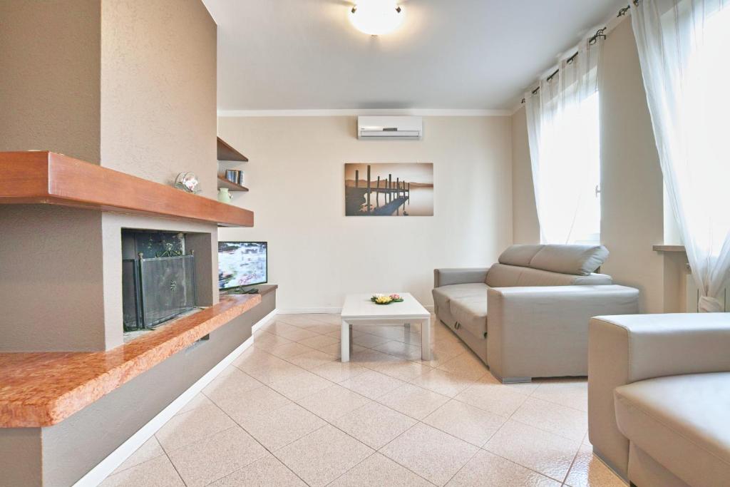Televízia a/alebo spoločenská miestnosť v ubytovaní Exclusive Villa le Palme