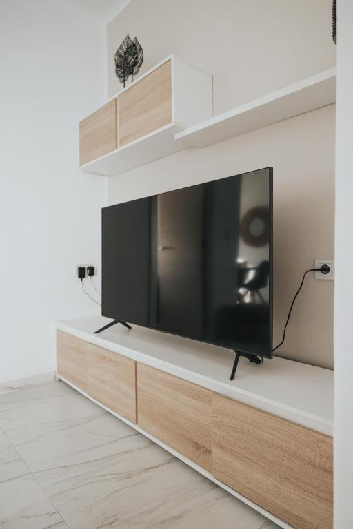 Televízia a/alebo spoločenská miestnosť v ubytovaní Shiny Nab Super Family Apartment