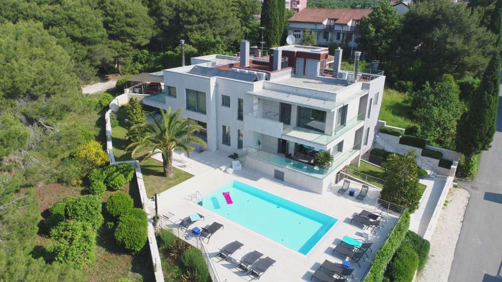 eine Luftansicht eines Hauses mit Pool in der Unterkunft Villa Valsavia-apartment Monsena with pool and SPA in Rovinj