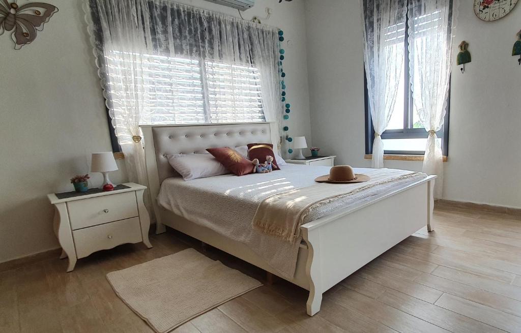 Ein Bett oder Betten in einem Zimmer der Unterkunft ויקטוריה - סוויטת הגן