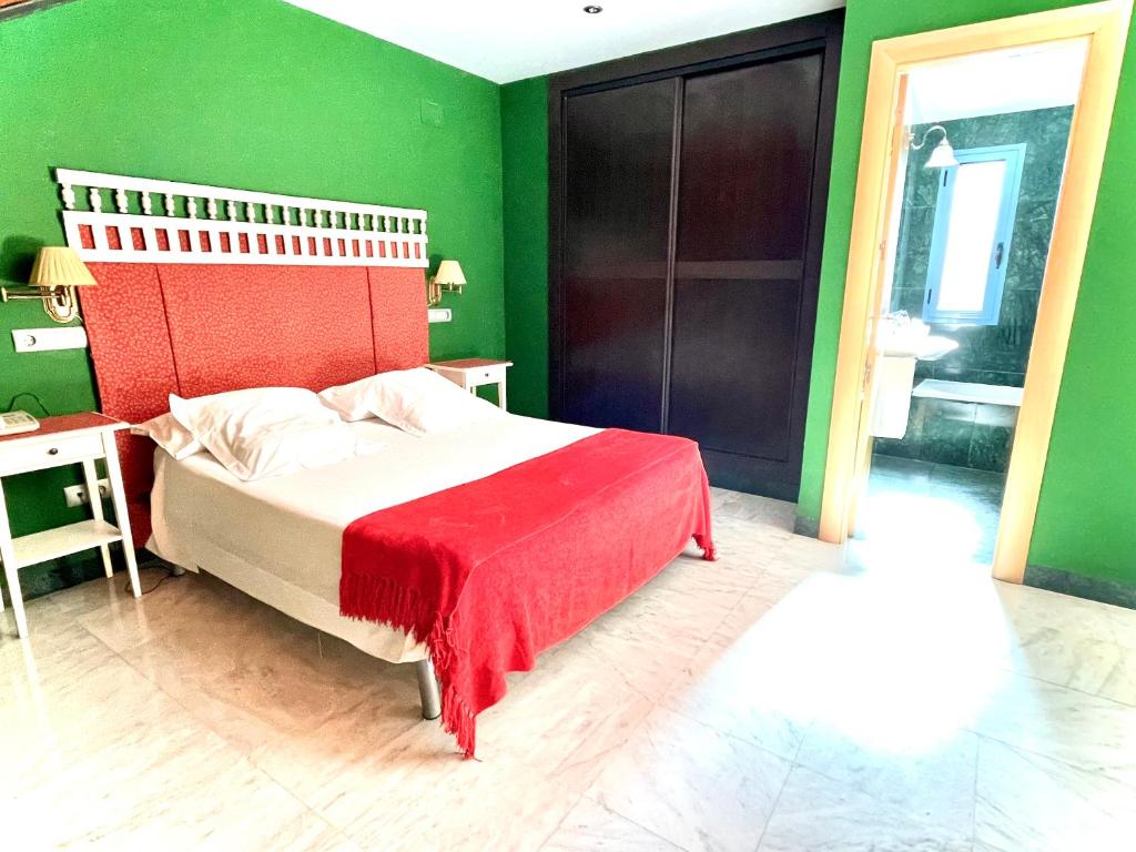 A bed or beds in a room at Hotel Conde de Cárdenas