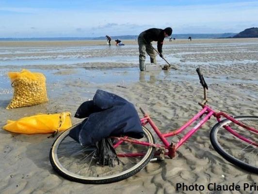 a bike laying in the sand on a beach at Résidence Ti An Amiral in Bénodet