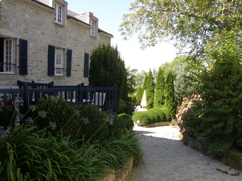 a house with a gate and a walkway in a garden at Résidence Ti An Amiral in Bénodet