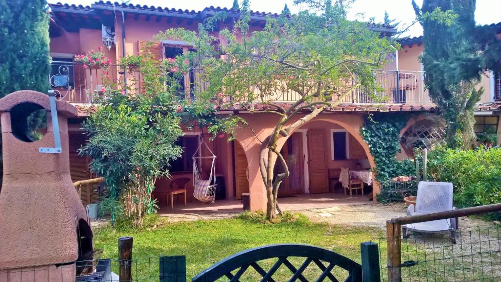 ein Haus mit einem Balkon und einem Hof in der Unterkunft Le Case del Riccio - Isola d'Elba (049004LTN0006) in Capoliveri