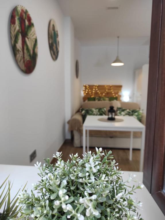 A bed or beds in a room at Loft Tulipanes Amarillos Junto a la Mezquita