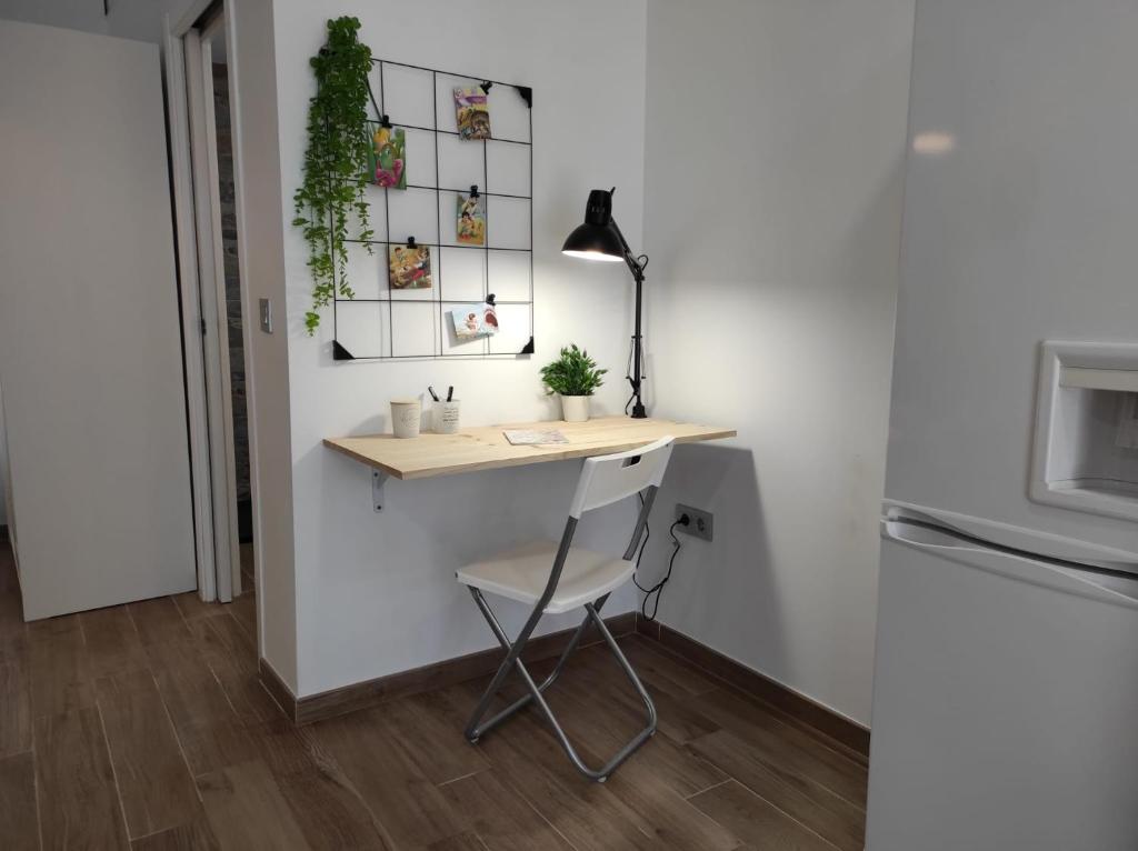 A kitchen or kitchenette at Loft Tulipanes Amarillos Junto a la Mezquita