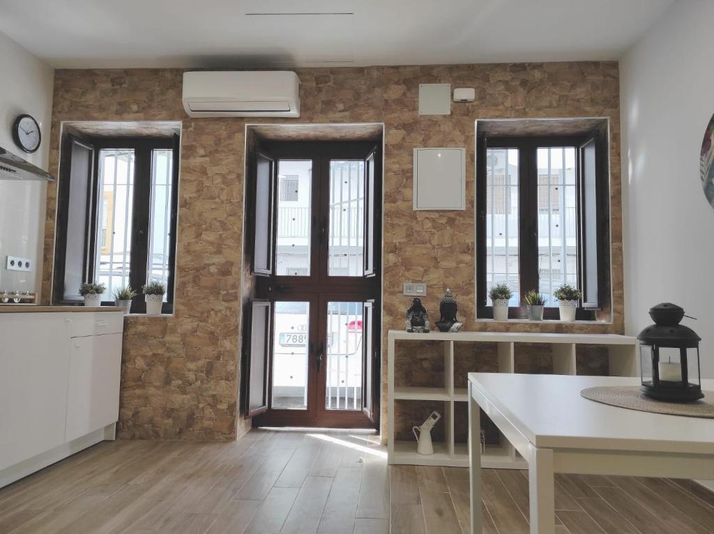 A kitchen or kitchenette at Loft Tulipanes Amarillos Junto a la Mezquita