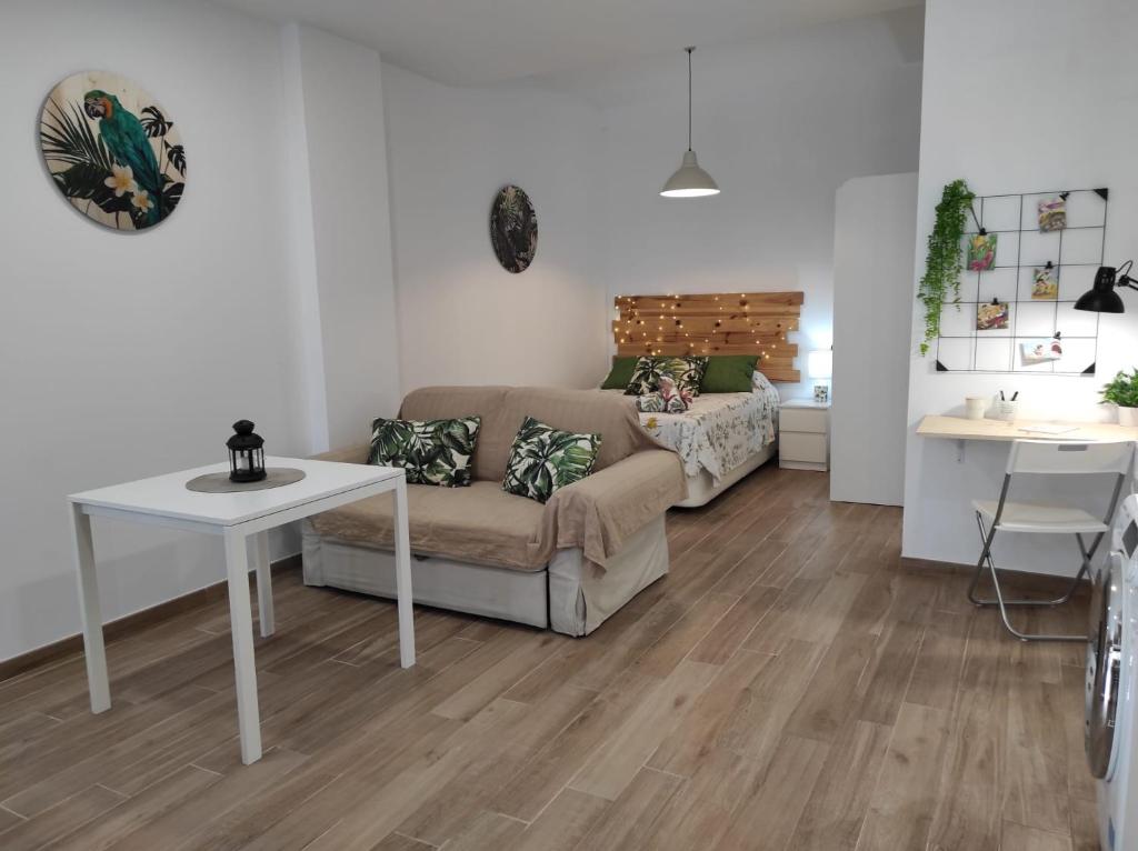A bed or beds in a room at Loft Tulipanes Amarillos Junto a la Mezquita