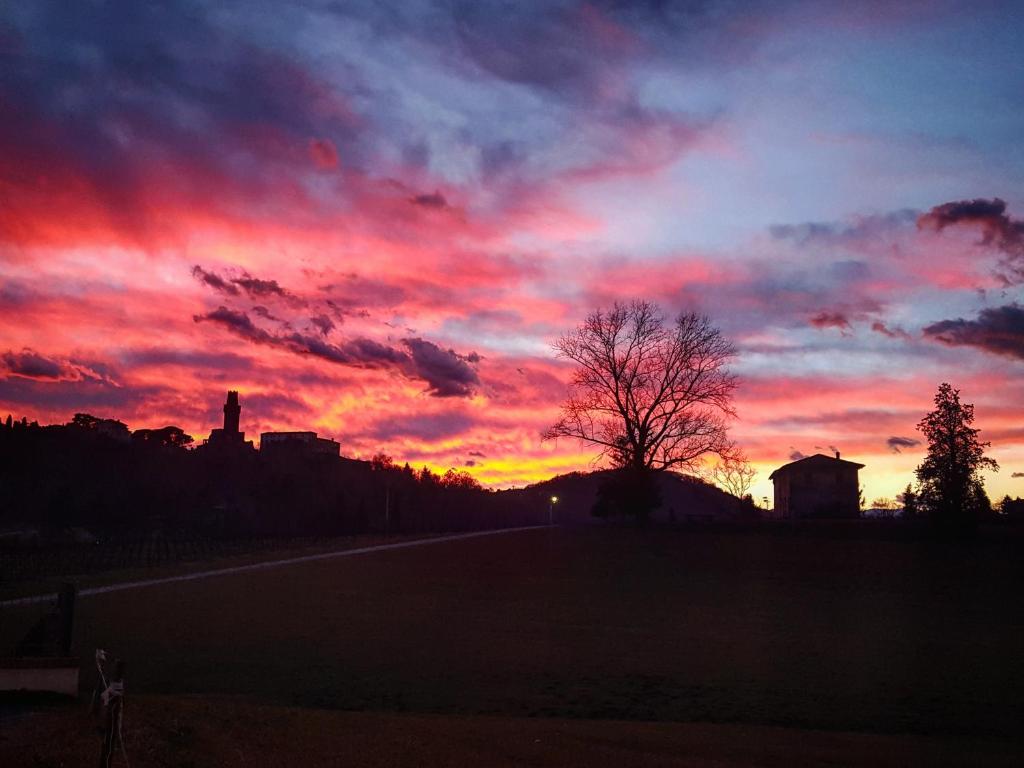 Východ nebo západ slunce při pohledu z bed and breakfast nebo okolí
