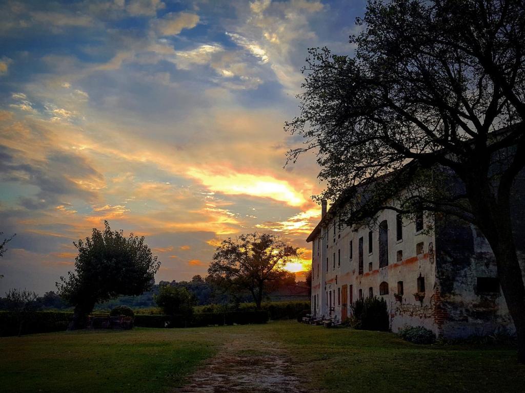Východ nebo západ slunce při pohledu z bed and breakfast nebo okolí