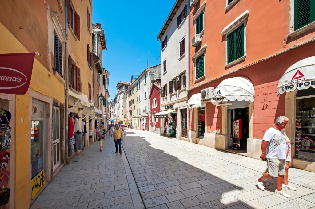 Ulica miejska z ludźmi idącymi ulicą w obiekcie Apartment 1900 w Rovinj