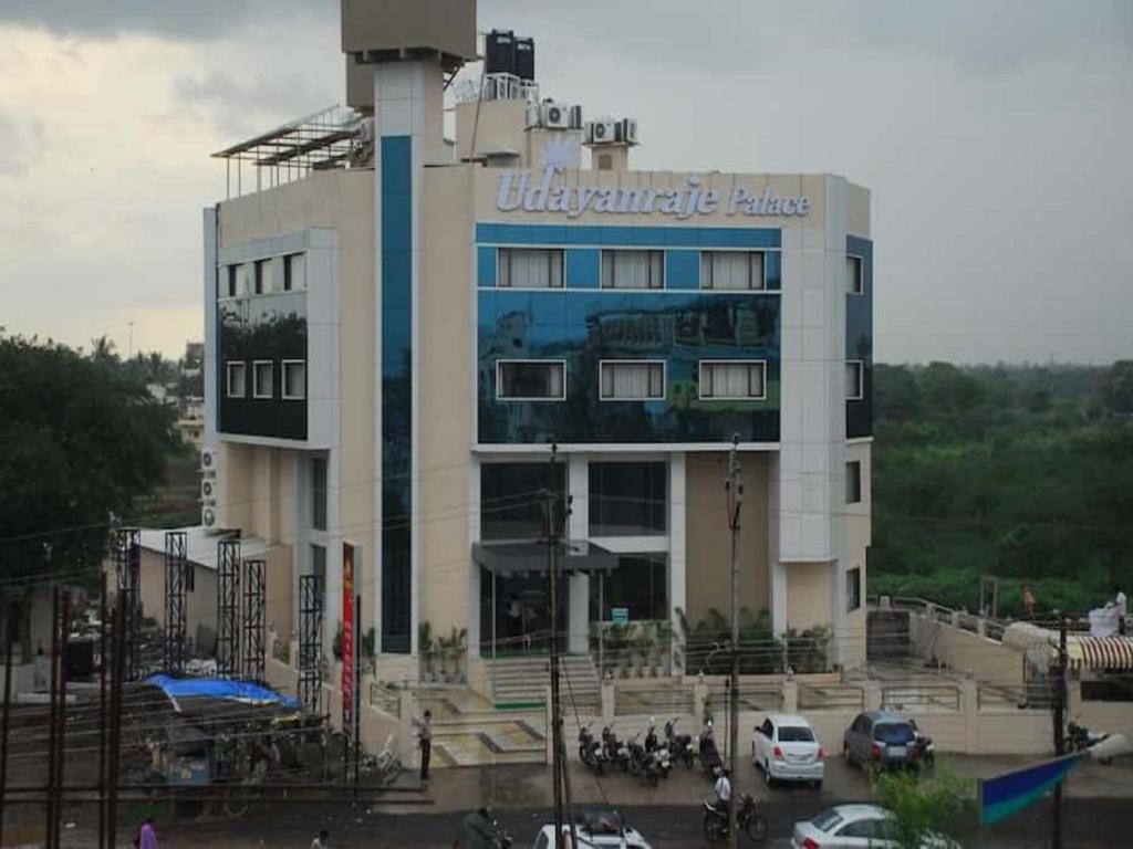 budynek z znakiem na boku w obiekcie Hotel Udayanraje Palace w mieście Ahmadnagar