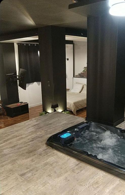 Postel nebo postele na pokoji v ubytování La suite Grenoble spa jacuzzi et sauna privatif