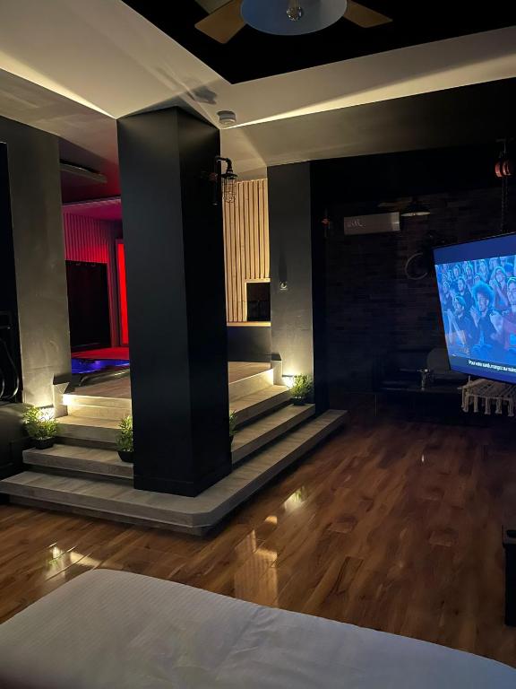 TV a/nebo společenská místnost v ubytování La suite Grenoble spa jacuzzi et sauna privatif