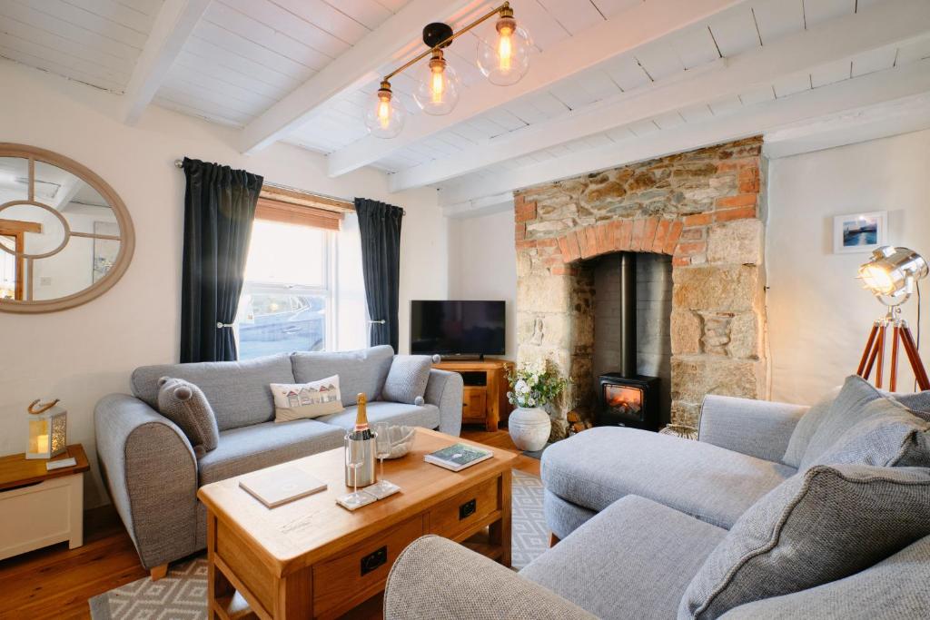 TV a/nebo společenská místnost v ubytování Finest Retreats - Scallop Cottage
