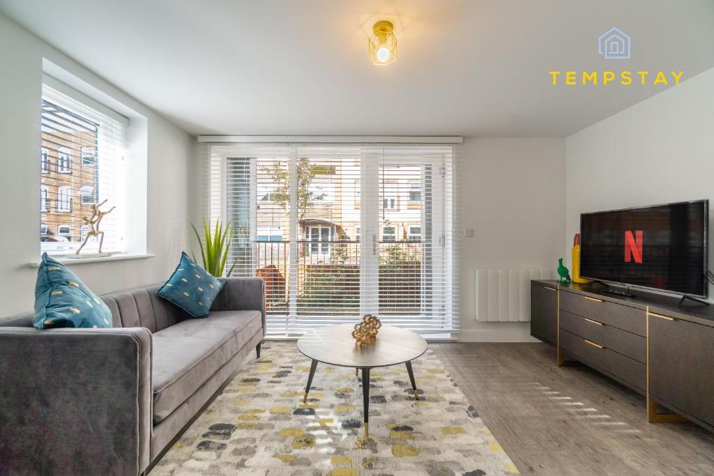 Μια τηλεόραση ή/και κέντρο ψυχαγωγίας στο HIGH SPEC MODERN APARTMENT PRIME LOCATION! PARKING