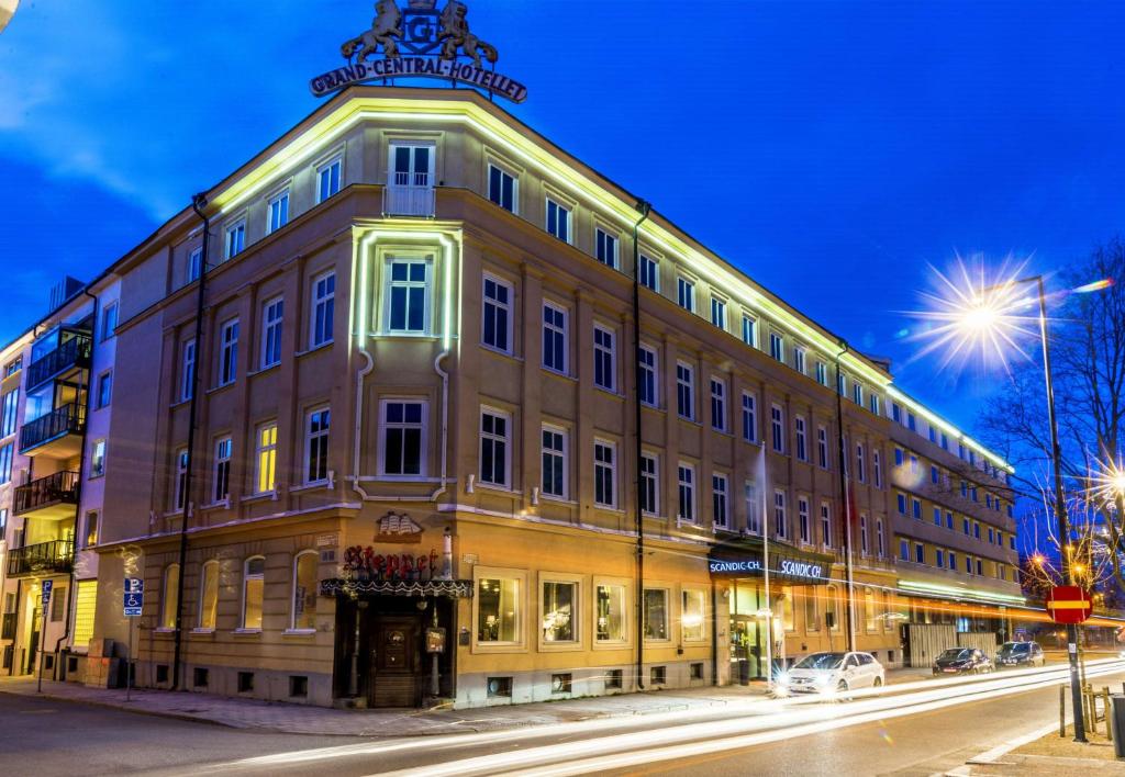 ein großes Gebäude an der Ecke einer Straße in der Unterkunft Scandic CH in Gävle