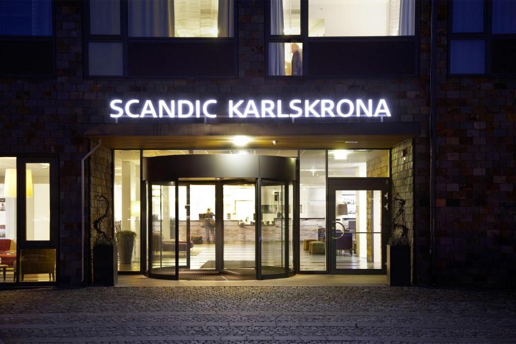 un edificio con una señal que lee scania krakolisarma en Scandic Karlskrona en Karlskrona