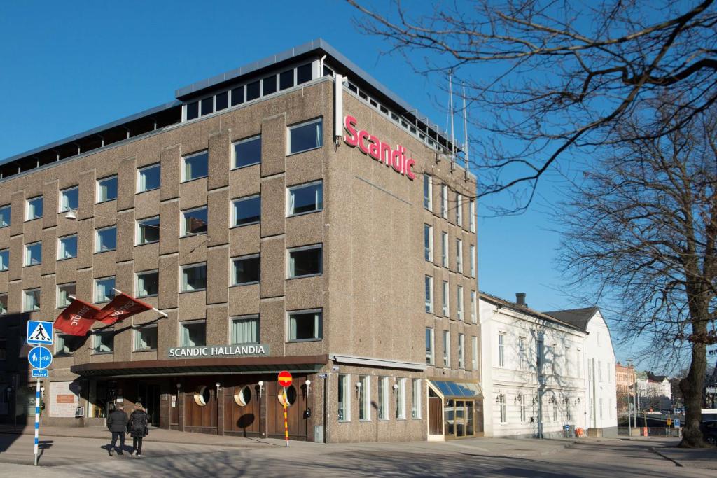 een hoog gebouw met een bord aan de zijkant bij Scandic Hallandia in Halmstad