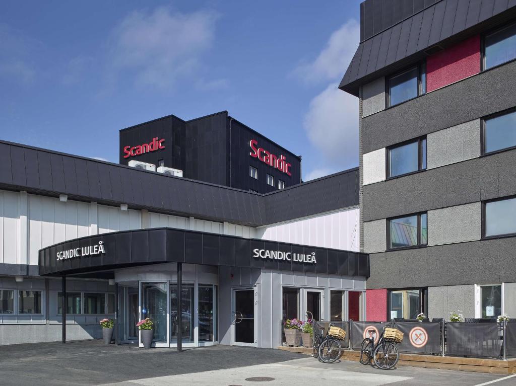 um edifício com bicicletas estacionadas em frente em Scandic Luleå em Luleå