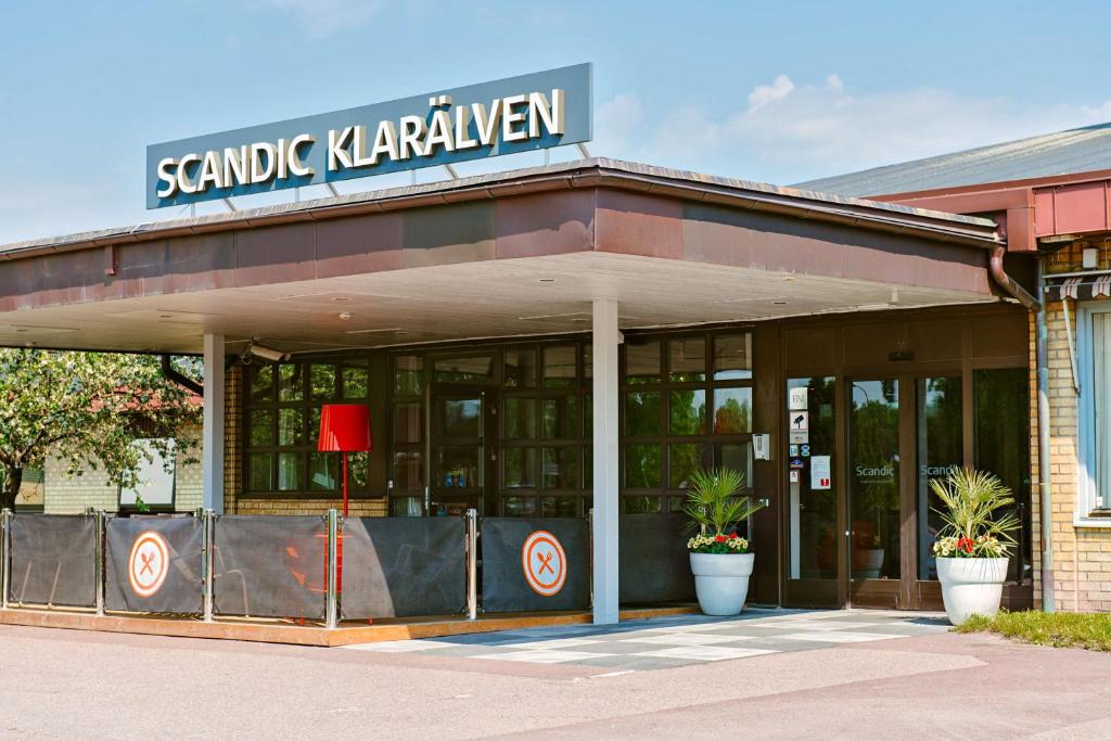 un restaurant avec un panneau au-dessus d'un bâtiment dans l'établissement Scandic Klarälven, à Karlstad